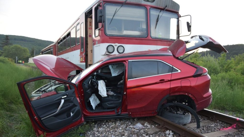 Pri zrážke vlaku s autom sa zranilo 12-ročné dievča