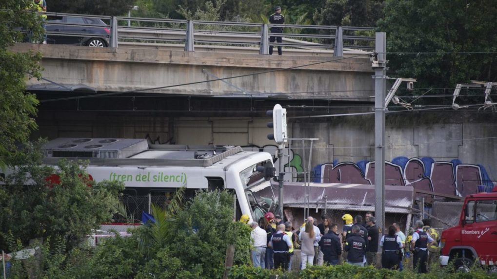V Španielsku pri zrážke vlakov zahynul rušňovodič, 85 ľudí je zranených