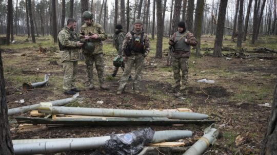 Na snímke ukrajinskí vojaci skúmajú ruské rakety.