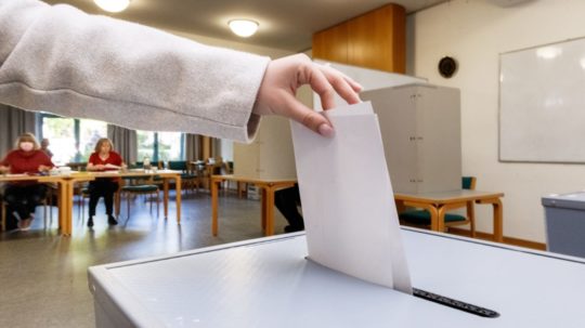 Volička vhadzuje svoj hlas do volebnej urny.