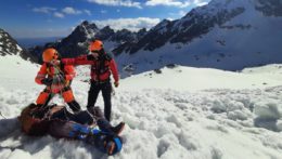 Záchranári zasahujú pri páde lavíny.