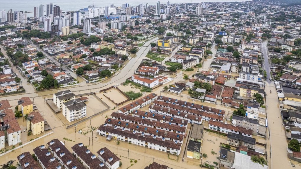 Počet obetí prudkých dažďov v Brazílii stúpol na 84