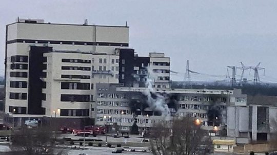 Na snímke požiar v Záporožskej jadrovej elektrárni.