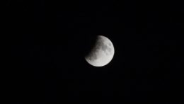 Na snímke začiatok čiastočného zatmenia mesiaca.