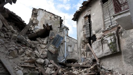 sutiny budovy po zemetrasení