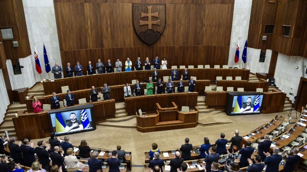 Slovensko môže byť príkladom v pomoci Ukrajine, povedal Zelenskyj slovenskému parlamentu