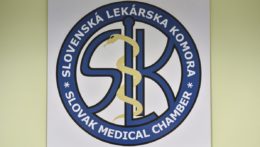 Na snímke logo Slovenskej lekárskej komory počas tlačovej konferencie Slovenskej lekárskej komory 19. októbra 2020 v Bratislave.