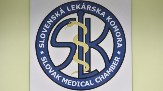 Na snímke logo Slovenskej lekárskej komory počas tlačovej konferencie Slovenskej lekárskej komory 19. októbra 2020 v Bratislave.