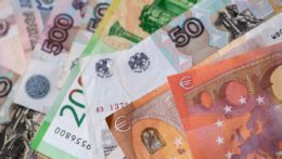 Bankovky rubľa a eurové bankovky sú na stole v Mníchove v pondelok 28. februára 2022.