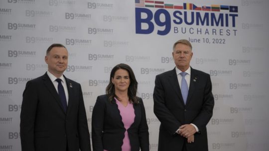 Na snímke sprava rumunský prezident Klaus Iohannis, maďarská prezidentka Katalin Novaková a pošský prezident Andrzej Duda pózujú pred stretnutím prezidentov Bukureštskej deviatky.
