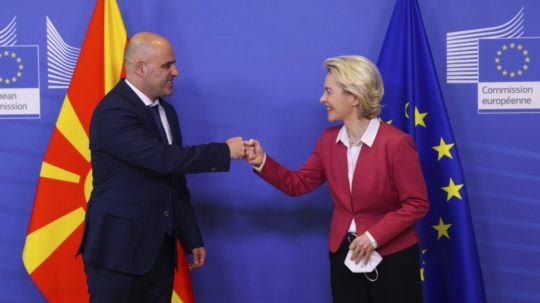 Predsedníčka Európskej komisie Ursula von der Leyenová víta premiéra Severného Macedónska Dimitara Kovačevského pred ich stretnutím v sídle EÚ
