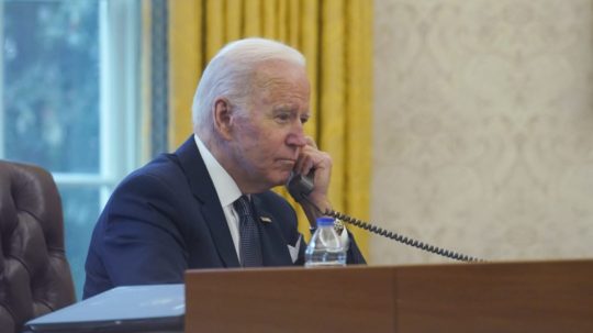 Na snímke americký prezident Joe Biden telefonuje s ukrajinským prezidentom Volodymyrom Zelenským.