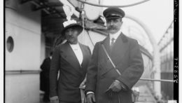 Čiernobiela fotografia Louisa Blériota so svojou manželkou Alice Véderes Blériot na palube výletnej lode.