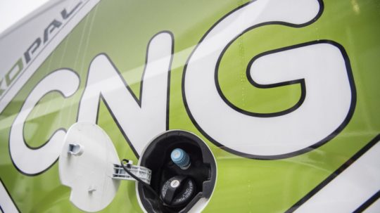 Na snímke upravená tankovacia nádrž na vozidle jazdiacom na CNG.
