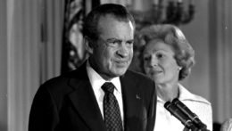 Na archívnej snímke sa R. Nixon po boku svojej manželky lúči so zamestnancami Bieleho domu.