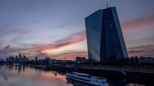 Na snímke výletná loď pláva okolo budovy Európskej centrálnej banky.