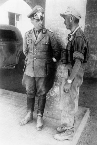 Armádny nemecký generál Erwin Rommel sa rozpráva s vojakom Afrického zboru v dobytom meste Tobruk.