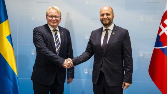 Na snímke minister obrany SR Jaroslav Naď (OĽANO) a švédsky minister obrany Peter Hultqvist.