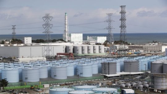 Na archívnej snímke z 27. februára 2021 reaktory číslo 5 (uprostred vľavo) a číslo 6 jadrovej elektrárne Fukušima I v Okume.