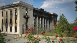 Lysyčansk - Červené ruže a v pozadí obhorená budova mestského divadla po ruskom ostreľovaní v meste Lysyčansk, v Luhanskej oblasti na východe Ukrajiny, kde prebiehajú ťažké boje.