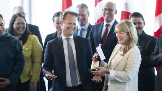 Ministri zahraničných vecí Dánska a Kanady si vymieňajú dary po podpise dohody