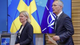 Na snímke sprava generálny tajomník NATO Jens Stoltenberg a švédska premiérka Magdalena Anderssonová