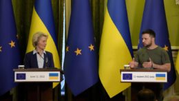 Ukrajinský prezident Volodymyr Zelenskyj a predsedníčka Európskej komisie Ursula von der Leynová počas tlačovej konferencie