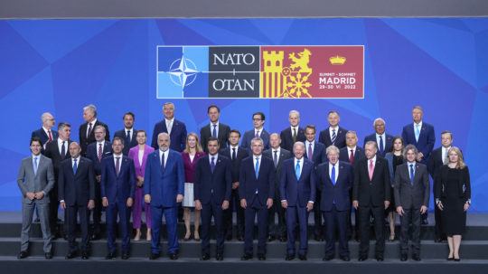 Lídri krajín členských štátov NATO pózujú na spoločnej fotografii.