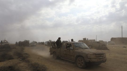 Vojaci spojených armád Sýrie a Turecka v boji turecko-kurdského konfliktu.