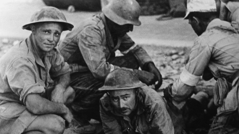 Po dobytí Tobruku ošetrujú nemeckí zdravotníci zranených britských vojakov.