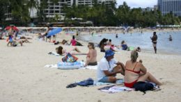 Ľudia sa rekreujú na pláži Wakaki v Honolulu.