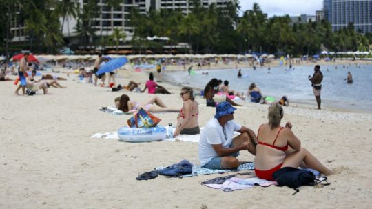 Ľudia sa rekreujú na pláži Wakaki v Honolulu.