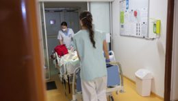 Zdravotné sestry prevážajú lôžko s pacientom