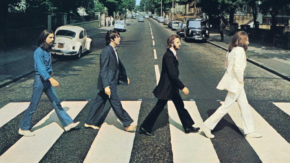 Známa fotografia z obalu albumu Abbey Road od The Beatles (1969).