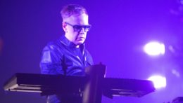 Klávesista skupiny Depeche Mode Andrew Fletcher na koncerte