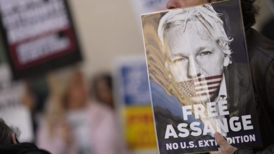 Protest proti vydaniu Juliana Assangea do USA.