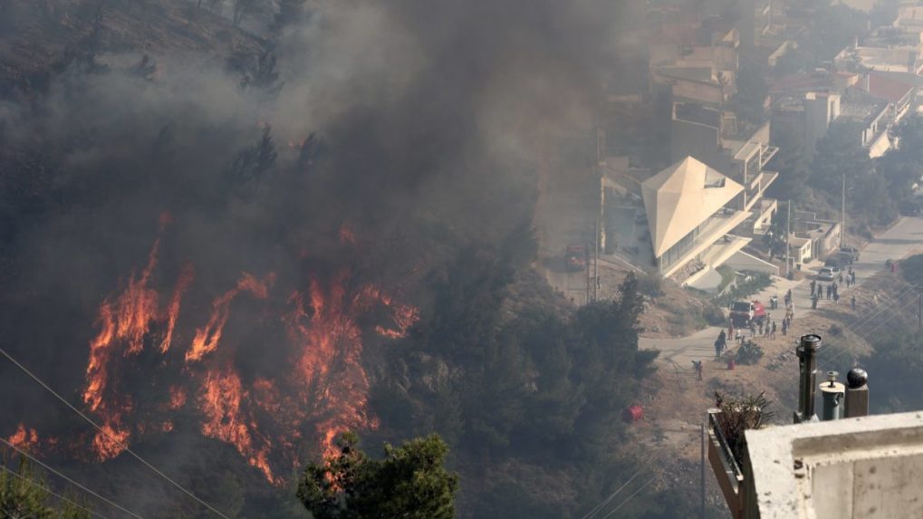 Grécki hasiči bojujú s požiarom pri Aténach