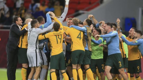 Futbalisti Austrálie sa tešia z postupu na MS 2022 vo futbale.