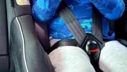 Na ilustračnej snímke dieťa sedí v autosedačke