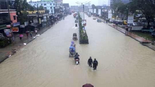 Na snímke povodne v Bangladéši.