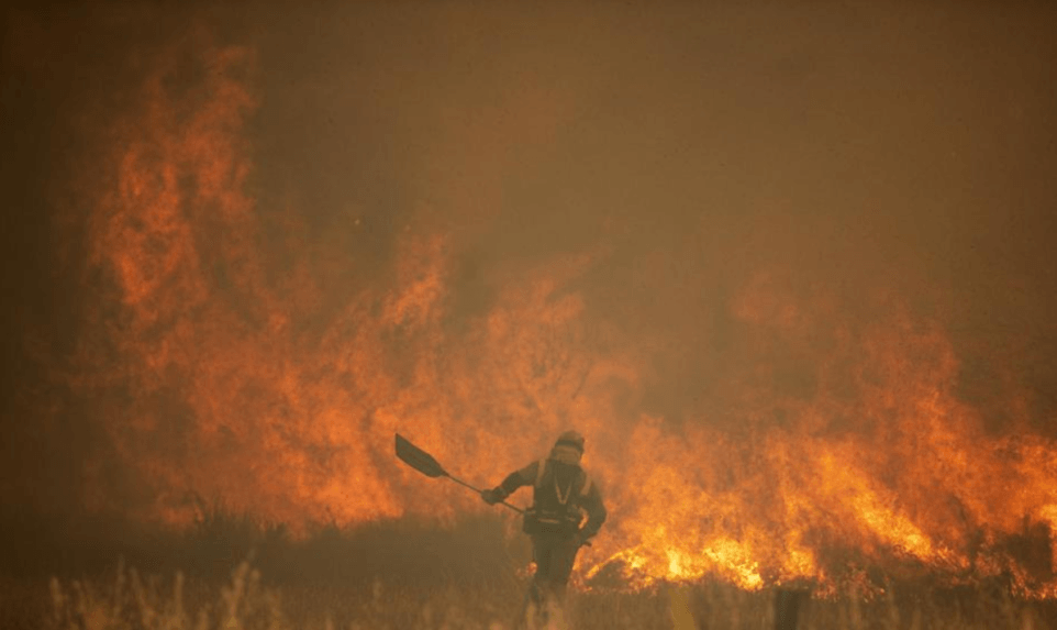 V Španielsku pokračujú požiare, vyžiadali si prvú obeť, je ňou hasič