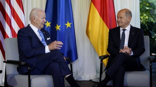 Americký prezident Joe Biden (vľavo) a nemecký kancelár Olaf Scholz.