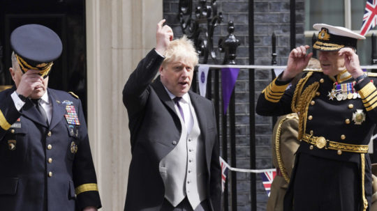 Britský premiér Boris Johnson (uprostred).