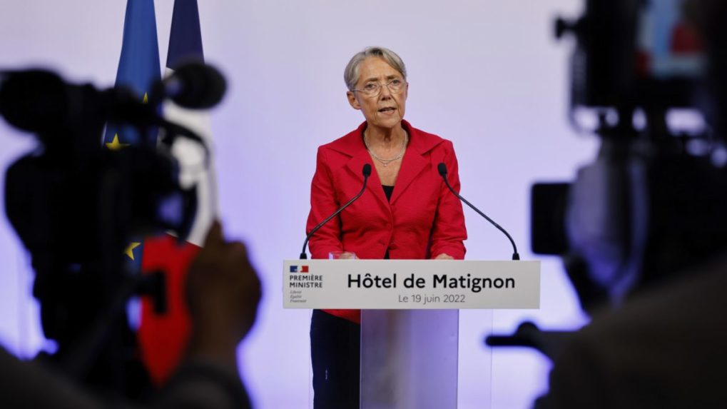 Francúzska premiérka ponúkla svoju demisiu, Macron ju odmietol