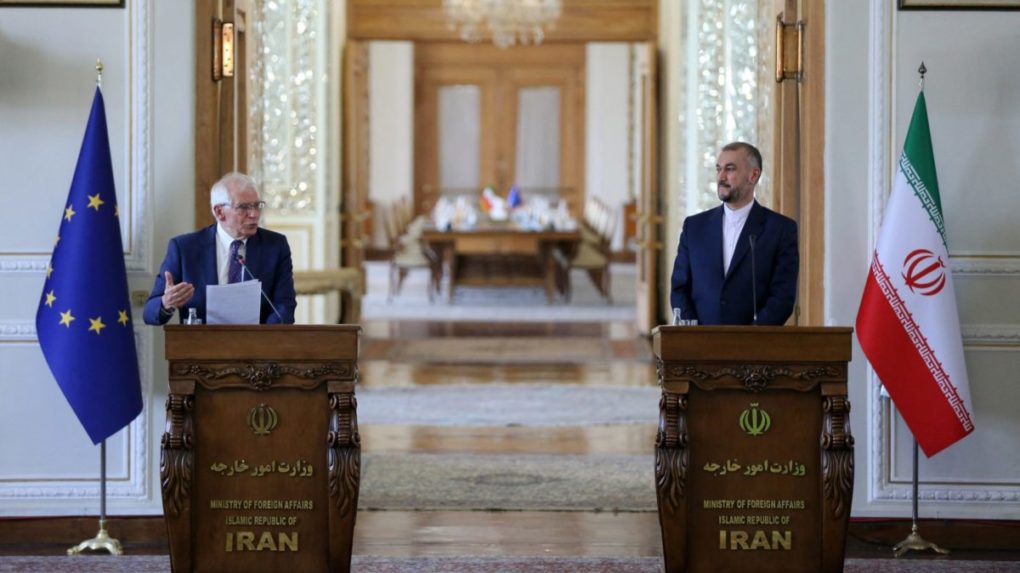 Šéf diplomacie EÚ Josep Borrell (vľavo) a jeho iránsky náprotivok Hosejn Amír Abdollahján.