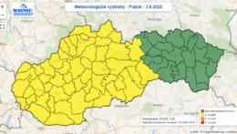 Výstraha SHMÚ pre kraje západného a stredného Slovenska pred búrkami.