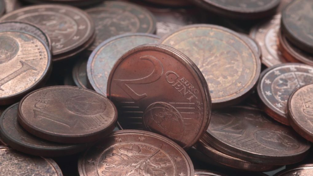 Od 1. júla sa obmedzí obeh najmenších euromincí