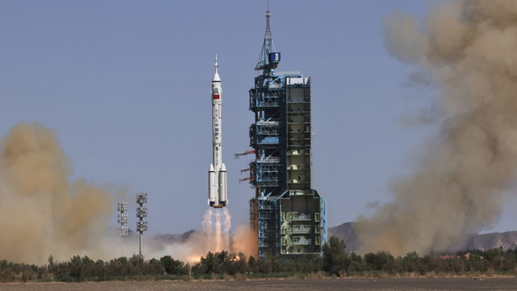 Čínski astronauti úspešne dorazili k vesmírnej stanici