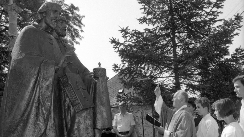 Na archívnej snímke z júla 1994 pri príležitosti cyrilometodských osláv na Devíne posvätili súsošie slovanských vierozvestcov svätých Cyrila a Metoda, ktoré Devínu darovala akademická sochárka Ľudmila Cvengrošová.