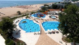 Na snímke hotelový komplex s bazénmi v Grécku neďaleko mora.